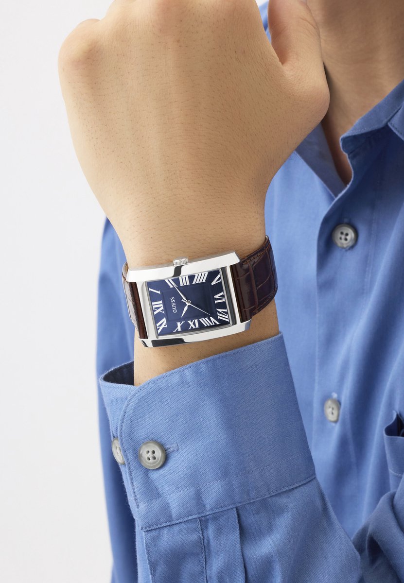 Guess Clyde Quartz Analoog Horloge Bruin Kast: 100% Gerecycleerd Kunststof | Armband: 100% Leer 34 mm GW1003G2