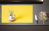 Inductieplaat Beschermer - Boeket in Gieter met Gele Achtergrond - 95x55 cm - 2 mm Dik - Inductie Beschermer - Bescherming Inductiekookplaat - Kookplaat Beschermer van Wit Vinyl