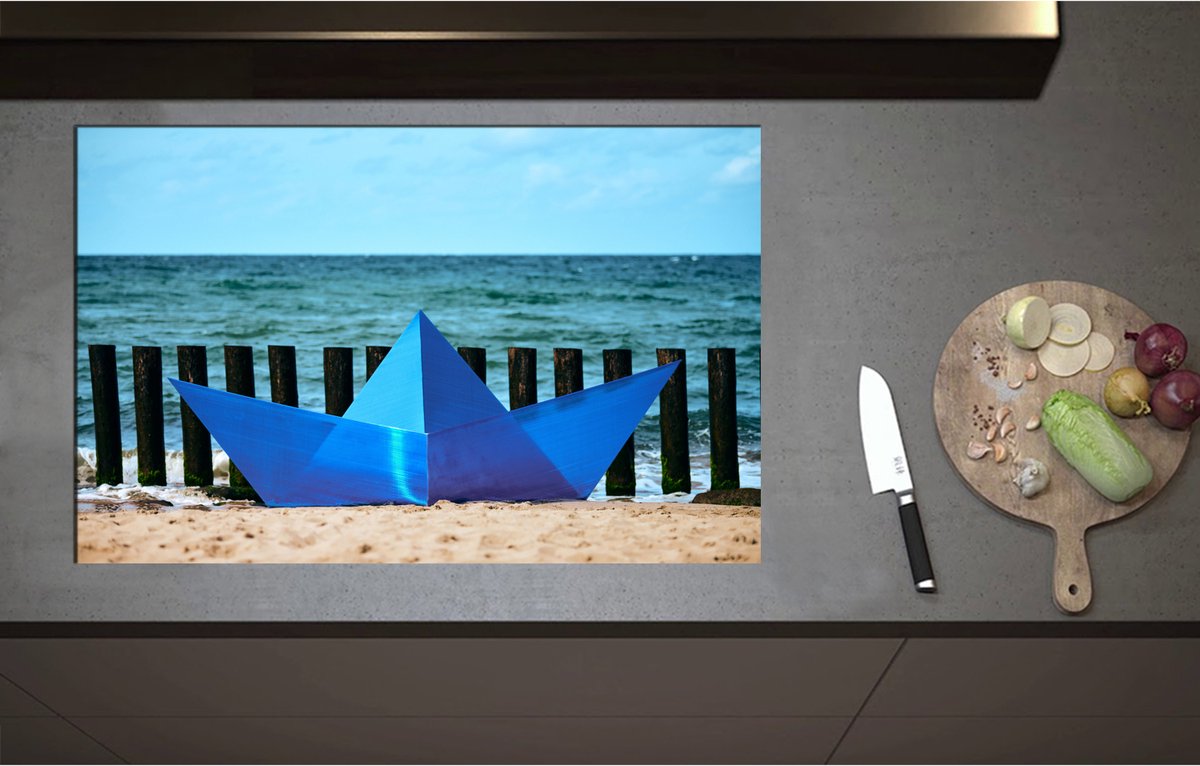 Inductieplaat Beschermer - Blauwe Orgami Boot Gestrand op het Strand aan de Zee - 85x55 cm - 2 mm Dik - Inductie Beschermer - Bescherming Inductiekookplaat - Kookplaat Beschermer van Wit Vinyl