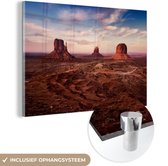 MuchoWow® Glasschilderij 180x120 cm - Schilderij acrylglas - Schemering boven de Monument Valley in Amerika - Foto op glas - Schilderijen