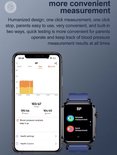 Zwarte smartwatch met blauwe band, toont bloeddrukresultaten op een app op de smartphone.