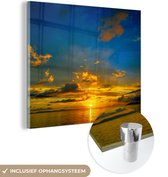 MuchoWow® Glasschilderij 20x20 cm - Schilderij acrylglas - Oranje zonsondergang met blauwe lucht - Foto op glas - Schilderijen