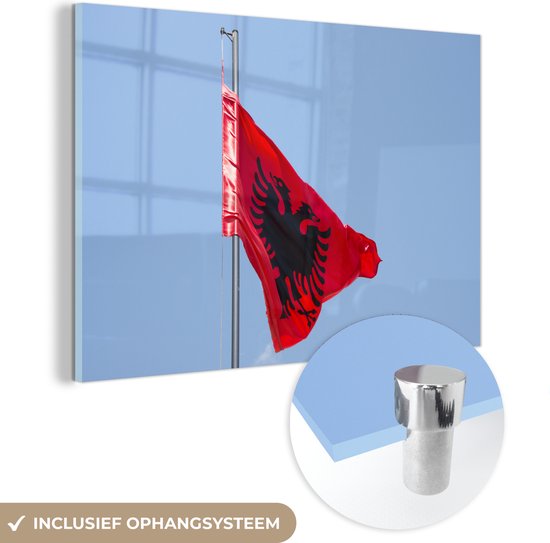 MuchoWow® Glasschilderij 180x120 cm - Schilderij acrylglas - Nationale vlag van Albanië op een heldere blauwe hemel - Foto op glas - Schilderijen