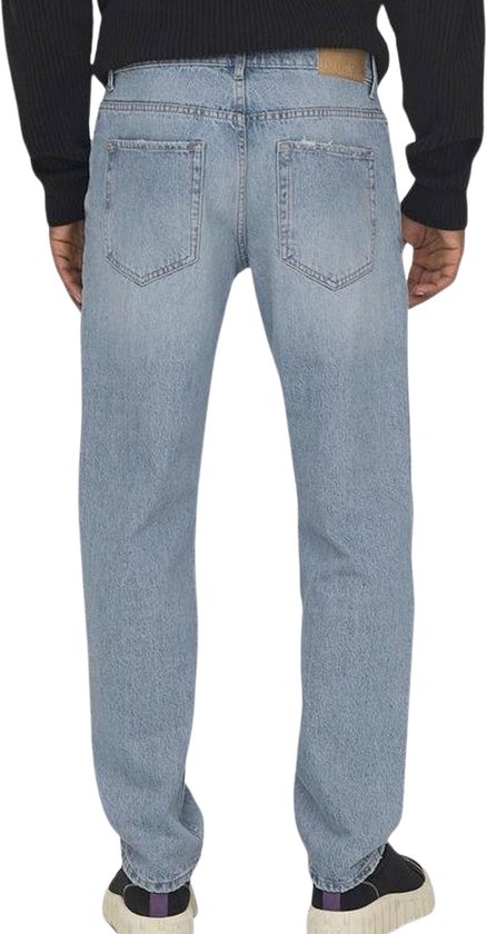 Achterkant van een man die een lichtblauwe jeans met rechte pijpen draagt.