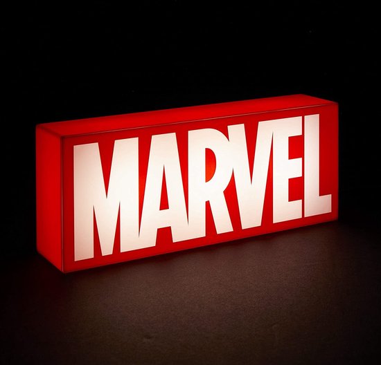 Verlichte rode MARVEL-logo lamp met witte letters op een donkere achtergrond.