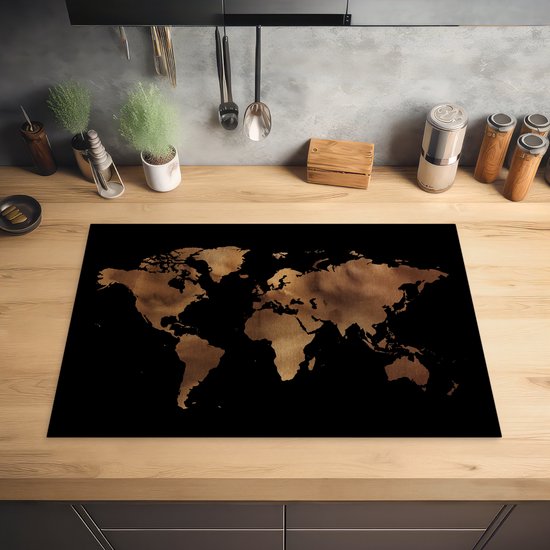 Zwarte inductiebeschermer met wereldkaartprint op een houten aanrecht.