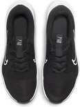 Bovenkant van zwarte Nike MC Trainer 2 sportschoenen voor dames met "JUST DO IT" op de tong.