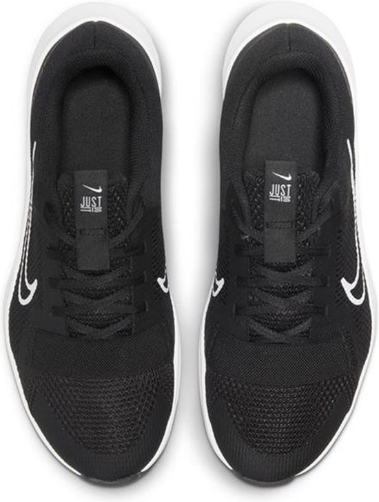 Bovenkant van zwarte Nike MC Trainer 2 sportschoenen voor dames met "JUST DO IT" op de tong.