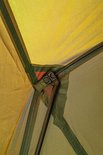 Close-up van de binnenkant van de groene Easy Brolly visdobbel, met de tentstokken.