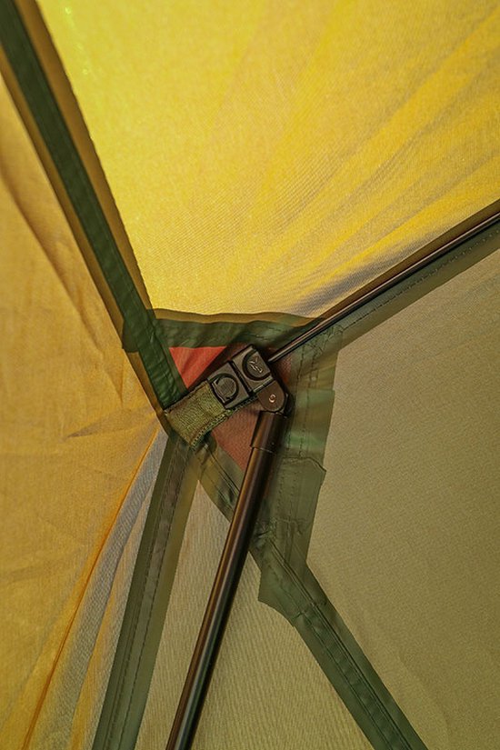 Close-up van de binnenkant van de groene Easy Brolly visdobbel, met de tentstokken.