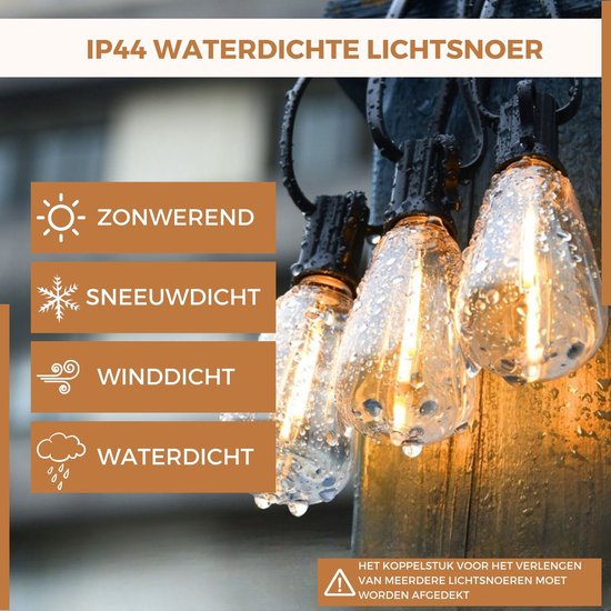 Gedetailleerde foto van een IP44 waterdicht lichtsnoer met grote amberkleurige LED-lampen, bedekt met waterdruppels. Symbolen voor zonnwerend, sneeuwdicht en winddicht.
