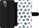 Bookcase Geschikt voor iPhone 11 Pro Max telefoonhoesje - Stippen - Grijs - Wit - Met vakjes - Wallet case met magneetsluiting