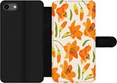 Bookcase Geschikt voor iPhone SE 2020 telefoonhoesje - Bloemen - Lelie - Patronen - Met vakjes - Wallet case met magneetsluiting