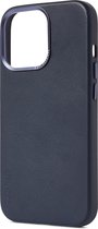 DECODED Leren Back Cover - iPhone 13 Pro - Hoogwaardig Europees Leer - Hoesje met Metalen Knoppen - Magnetische Technologie van Apple - Donker Blauw