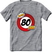 80 Jaar Hoera Verkeersbord T-Shirt | Grappig Verjaardag Cadeau | Dames - Heren | - Donker Grijs - Gemaleerd - S