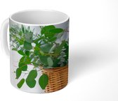 Mok - Takken met eucalyptusbladeren in een rieten mand - 350 ML - Beker