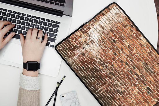 Housse pour ordinateur portable 17 pouces 41x32 cm - Mur de pierre - Housse pour Macbook & Laptop Image plein cadre d'un mur de briques rouges à contraste élevé avec une touche de peinture blanche - Housse pour ordinateur portable avec photo