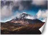 Trend24 - Behang - Bergtop In De Wolken - Behangpapier - Fotobehang Natuur - Behang Woonkamer - 250x175 cm - Incl. behanglijm