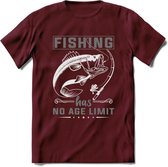 Fishing Has No Age Limit - Vissen T-Shirt | Grijs | Grappig Verjaardag Vis Hobby Cadeau Shirt | Dames - Heren - Unisex | Tshirt Hengelsport Kleding Kado - Burgundy - S