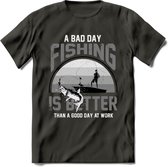 A Bad Day Fishing - Vissen T-Shirt | Grijs | Grappig Verjaardag Vis Hobby Cadeau Shirt | Dames - Heren - Unisex | Tshirt Hengelsport Kleding Kado - Donker Grijs - XL