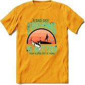 A Bad Day Fishing - Vissen T-Shirt | Aqua | Grappig Verjaardag Vis Hobby Cadeau Shirt | Dames - Heren - Unisex | Tshirt Hengelsport Kleding Kado - Geel - XXL