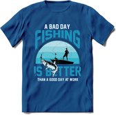 A Bad Day Fishing - Vissen T-Shirt | Blauw | Grappig Verjaardag Vis Hobby Cadeau Shirt | Dames - Heren - Unisex | Tshirt Hengelsport Kleding Kado - Donker Blauw - XL