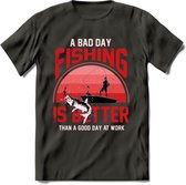 A Bad Day Fishing - Vissen T-Shirt | Rood | Grappig Verjaardag Vis Hobby Cadeau Shirt | Dames - Heren - Unisex | Tshirt Hengelsport Kleding Kado - Donker Grijs - XXL