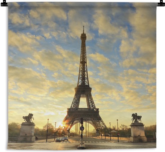 Wandkleed - Wanddoek - De Eiffeltoren met een unieke oranje lucht door de laagstaande zon - 180x180 cm - Wandtapijt