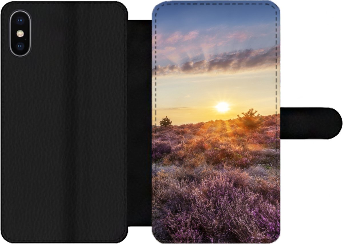 Bookcase Geschikt voor iPhone XS telefoonhoesje - Bloeiende heide tijdens zonsondergang in Nederland - Met vakjes - Wallet case met magneetsluiting
