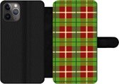 Bookcase Geschikt voor iPhone 11 Pro telefoonhoesje - Plaid - Groen - Rood - Patroon - Met vakjes - Wallet case met magneetsluiting