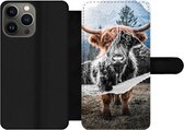 Bookcase Geschikt voor iPhone 13 Pro Max telefoonhoesje - Schotse hooglander - Koe -Dieren - Met vakjes - Wallet case met magneetsluiting