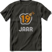 19 Jaar Feest T-Shirt | Goud - Zilver | Grappig Verjaardag Cadeau Shirt | Dames - Heren - Unisex | Tshirt Kleding Kado | - Donker Grijs - XL