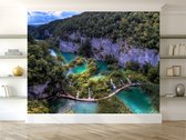 Professioneel Fotobehang van een landschap met brug - bruin, groen - Sticky Decoration - fotobehang - decoratie - woonaccesoires - inclusief gratis hobbymesje - 562 cm breed x 380 cm hoog - i