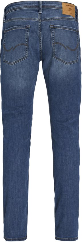 Achterkant van een lichtblauwe skinny jeans met bruine knopen en naden.