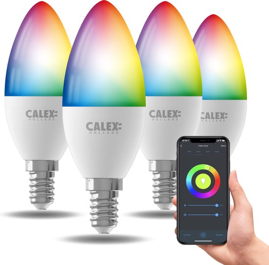 Quatre ampoules bougie Calex E14 aux couleurs de l'arc-en-ciel, avec un smartphone contrôlant l'application.