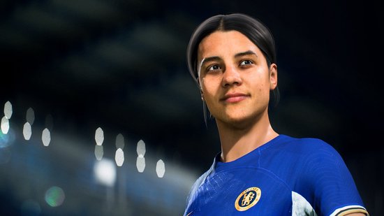 Close-up van een vrouwelijke voetballer in een blauw Chelsea-shirt, kijkend naar de verte.