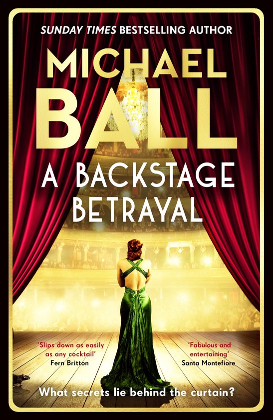Boekomslag met de titel 'A BACKSTAGE BETRAYAL' van Michael Ball. Een vrouw in een smaragdgroene jurk staat met de rug naar de kijker toe, met op de achtergrond een theaterpodium met rode gordijnen.