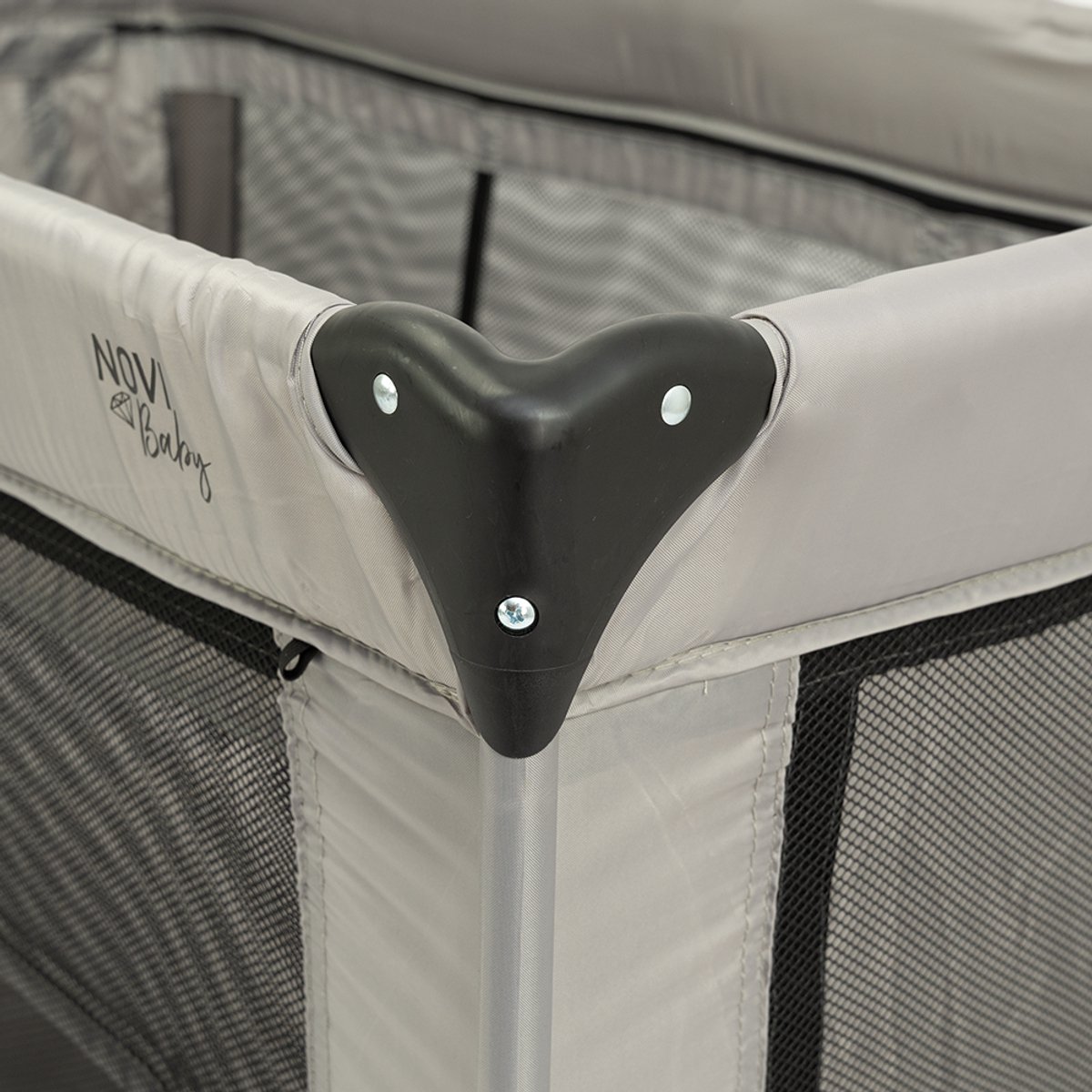 Novi Baby Kiki Luxe - Campingbed - Sand - reisbed - Inclusief transporttas - Inclusief verschoonblad - Inclusief bodemverhoger thumbnail 6