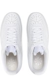 Witte Nike sneakers met veters en een bloemmotief op de binnenzool.