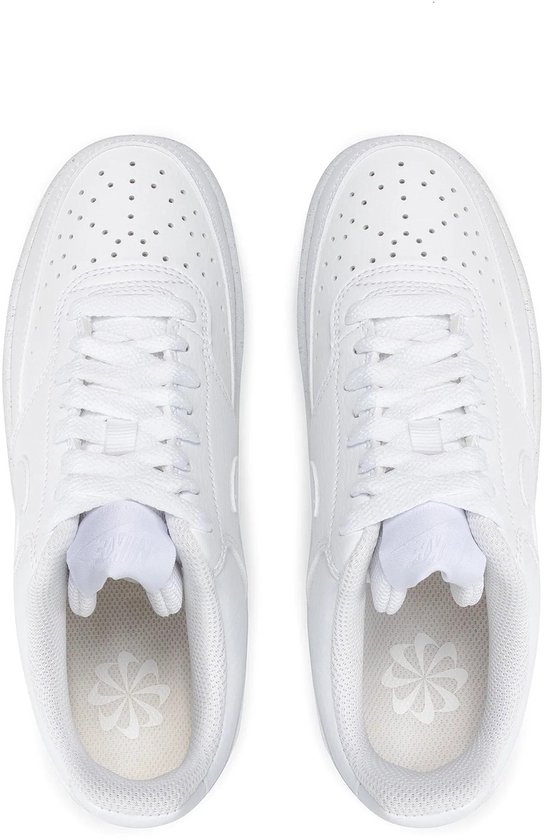 Witte Nike sneakers met veters en een bloemmotief op de binnenzool.