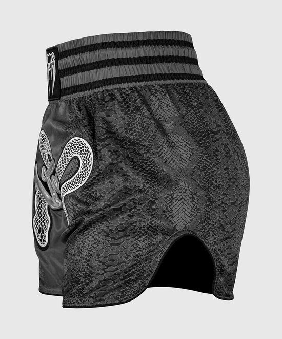 Zij-aanzicht van donkergrijze Muay Thai shorts voor dames met slangenprint en hoge split aan de zijkant.