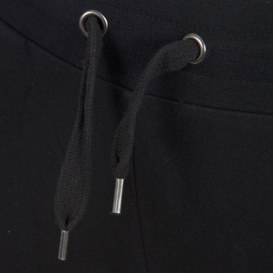 Detail van het zwarte trekkoord met metalen uiteinden en ringen van een Osaga joggingbroek.
