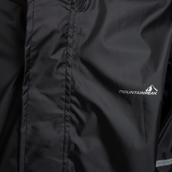 Detailopname van een zwarte kinder regenjas met de opdruk 'MOUNTAINPEAK'.