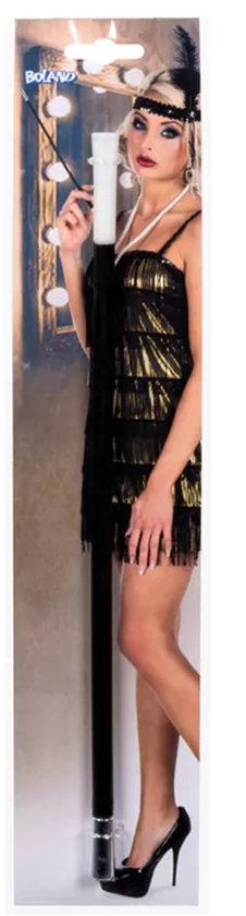 Model in gouden flapperjurk met franjes, parelketting, hoofdband met veer en zwarte pumps.