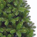 Detail van een volle, groene kunstkerstboom met dichte naalden.
