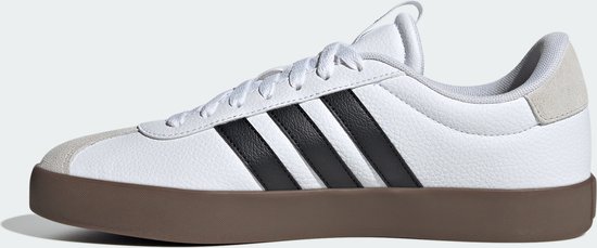 Witte leren Adidas sneaker met zwarte strepen en bruine zool.