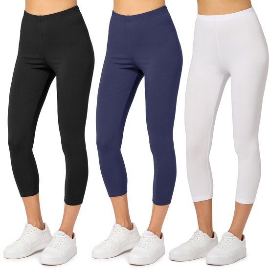 Leggings capri noirs, bleu marine et blancs longueur 3/4, portés avec des baskets blanches.