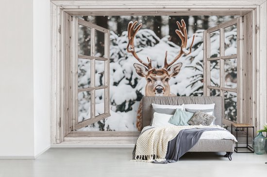 Behang - Fotobehang Doorkijk - Hert - Sneeuw - Winter - Bos - Dieren - Natuur - Breedte 450 cm x hoogte 300 cm