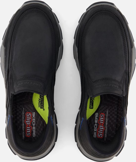 Zwarte Skechers Slip-ins instappers van bovenaf gezien, met 'Skechers Slip-ins' op de binnenzool.