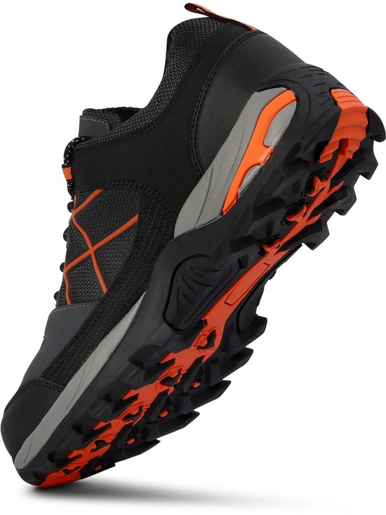 Onderkant van een zwarte wandelschoen met grijze en oranje zool.